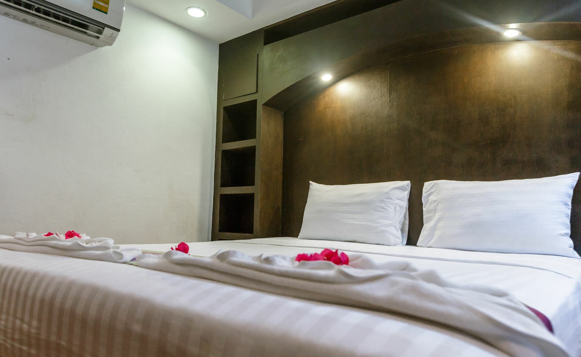 Porterhouse Beach Hotel Patong Buitenkant foto