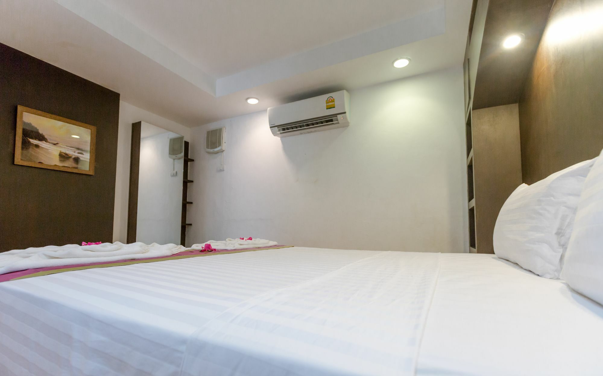 Porterhouse Beach Hotel Patong Buitenkant foto