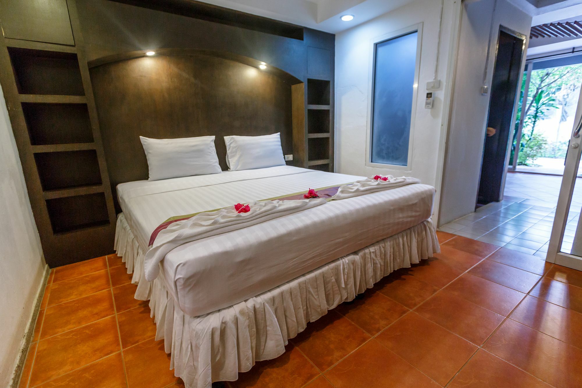 Porterhouse Beach Hotel Patong Buitenkant foto