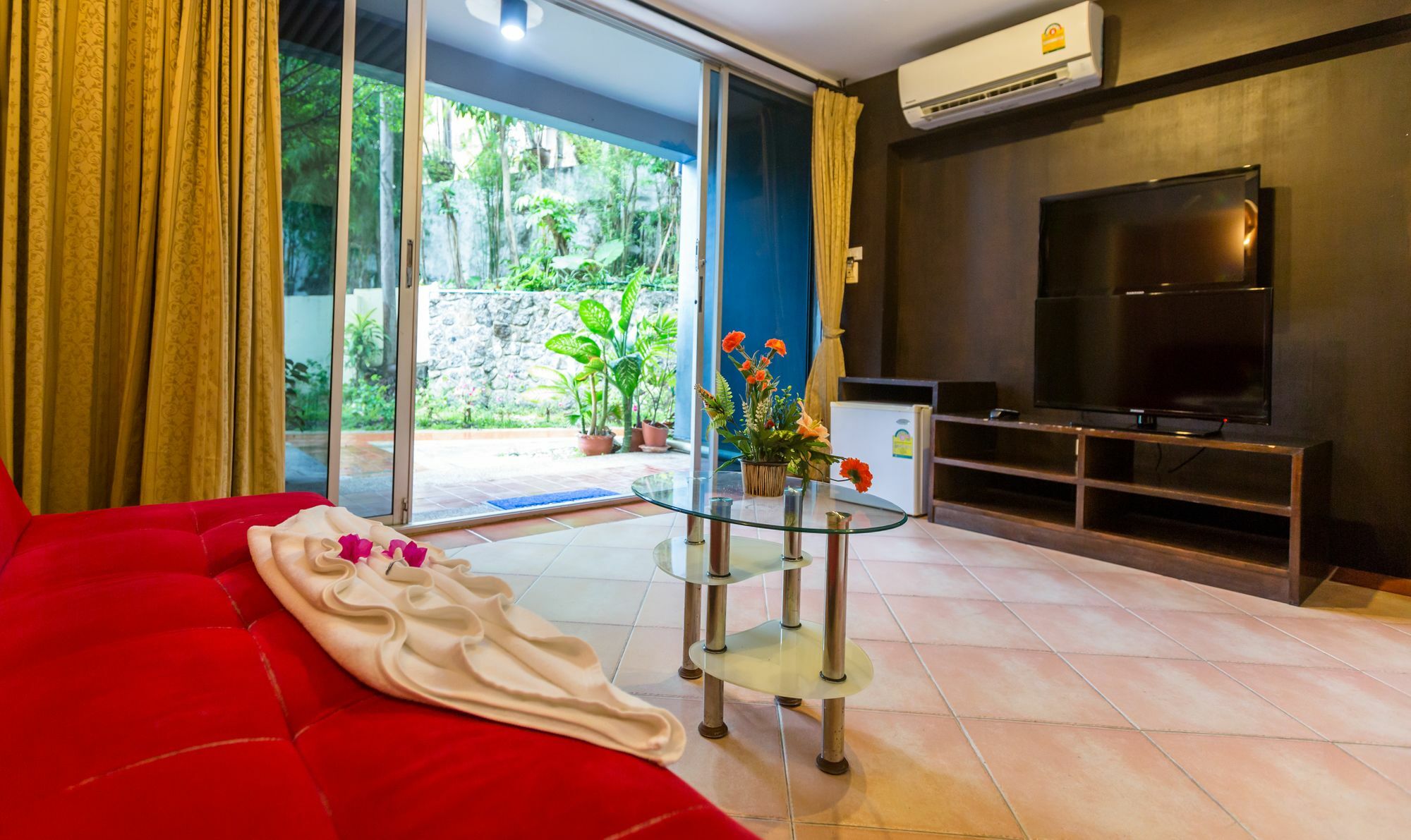 Porterhouse Beach Hotel Patong Buitenkant foto